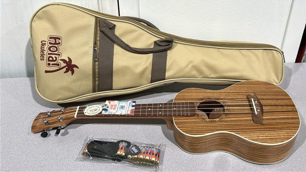 New Hola Ukulele with soft case and Gig strap